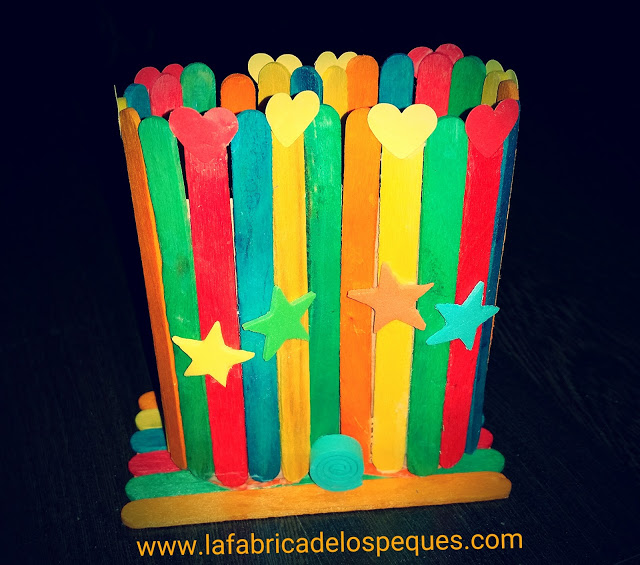 Bote de lápices doble, con palitos de helado y rotuladores “superwashables”.
