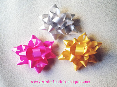 Adornos de papel para decorar regalos